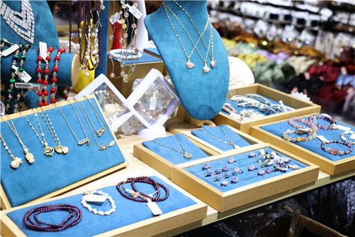 双节同欢庆 乐购在华丰 鞋帽零售市场迎来消费热潮